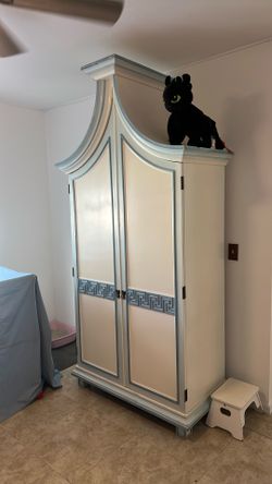 Armoire/wardrobe