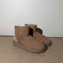 UGG Classic Mini Boots – Women’s Size 6 (EU 37)