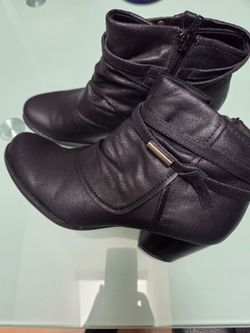 Baretraps, short boots, size 8
