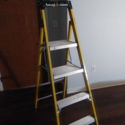 Fiberglass Step Ladder By Gorilla