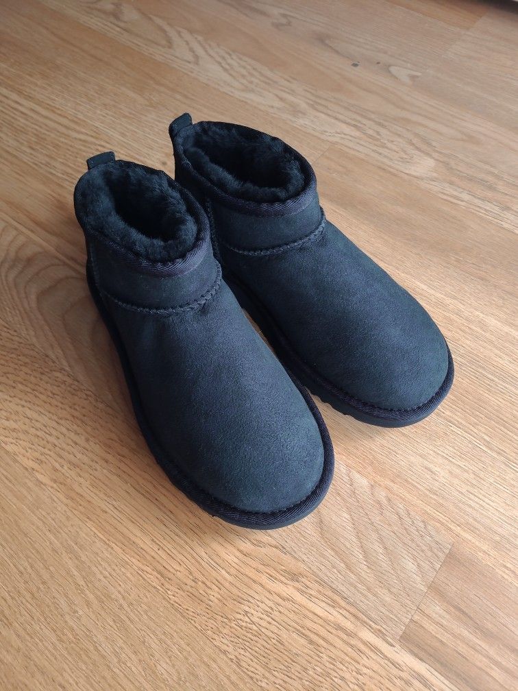 Uggs Women's Ultra Mini Black Size 5