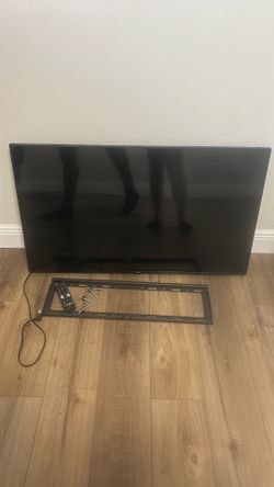 LG TV  w/ wall mount