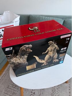 Godzilla Minus One Gold + 2 signed posters – New in Box