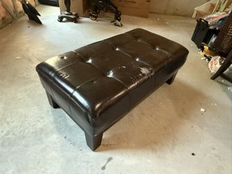 Broyhill Coffee Table/ Ottomon