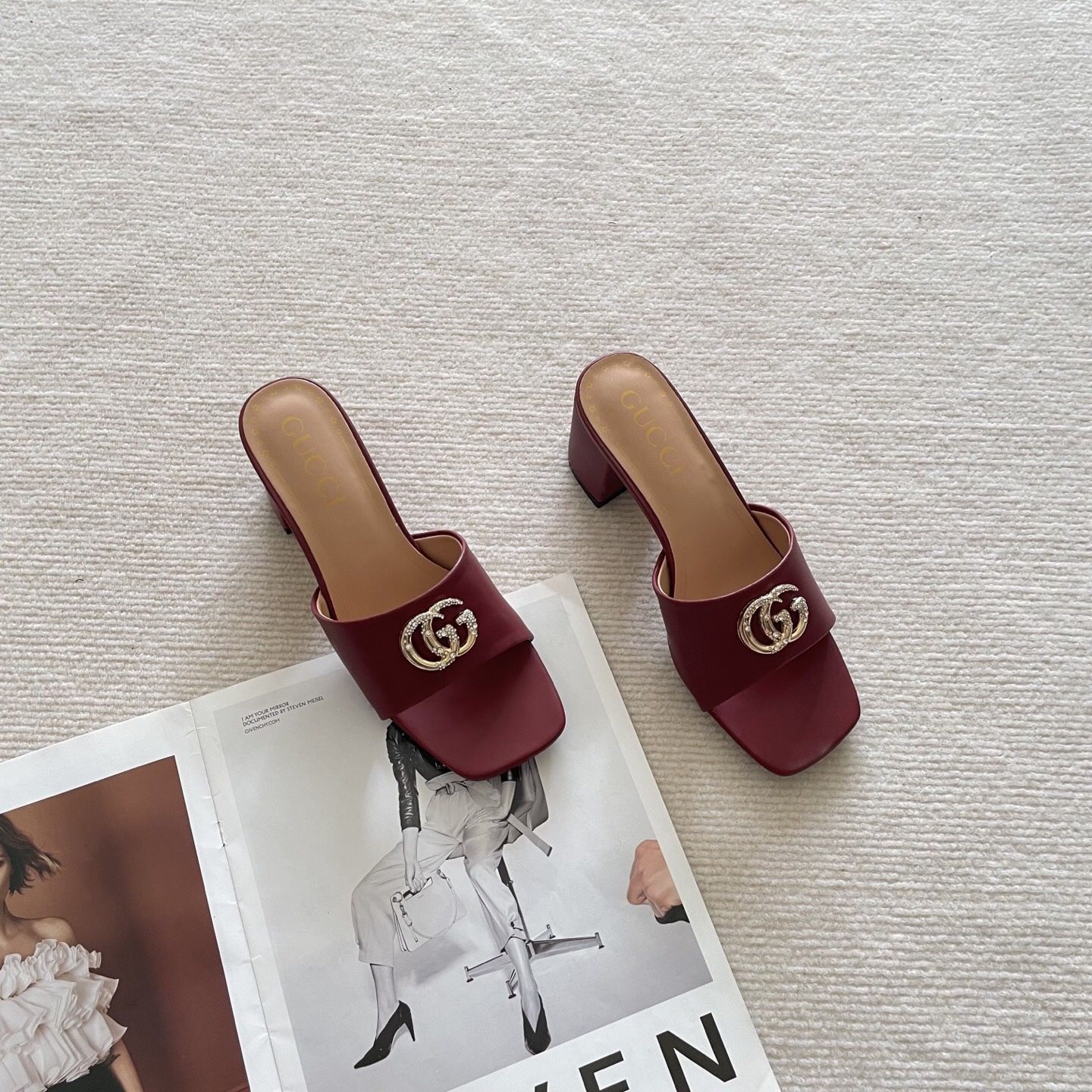 A pair of must-have goddess high-heeled slippers in summer