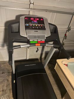 (Free delivery) pro-form has 15incline and 12speeds everything works perfect and perfect conditions like new