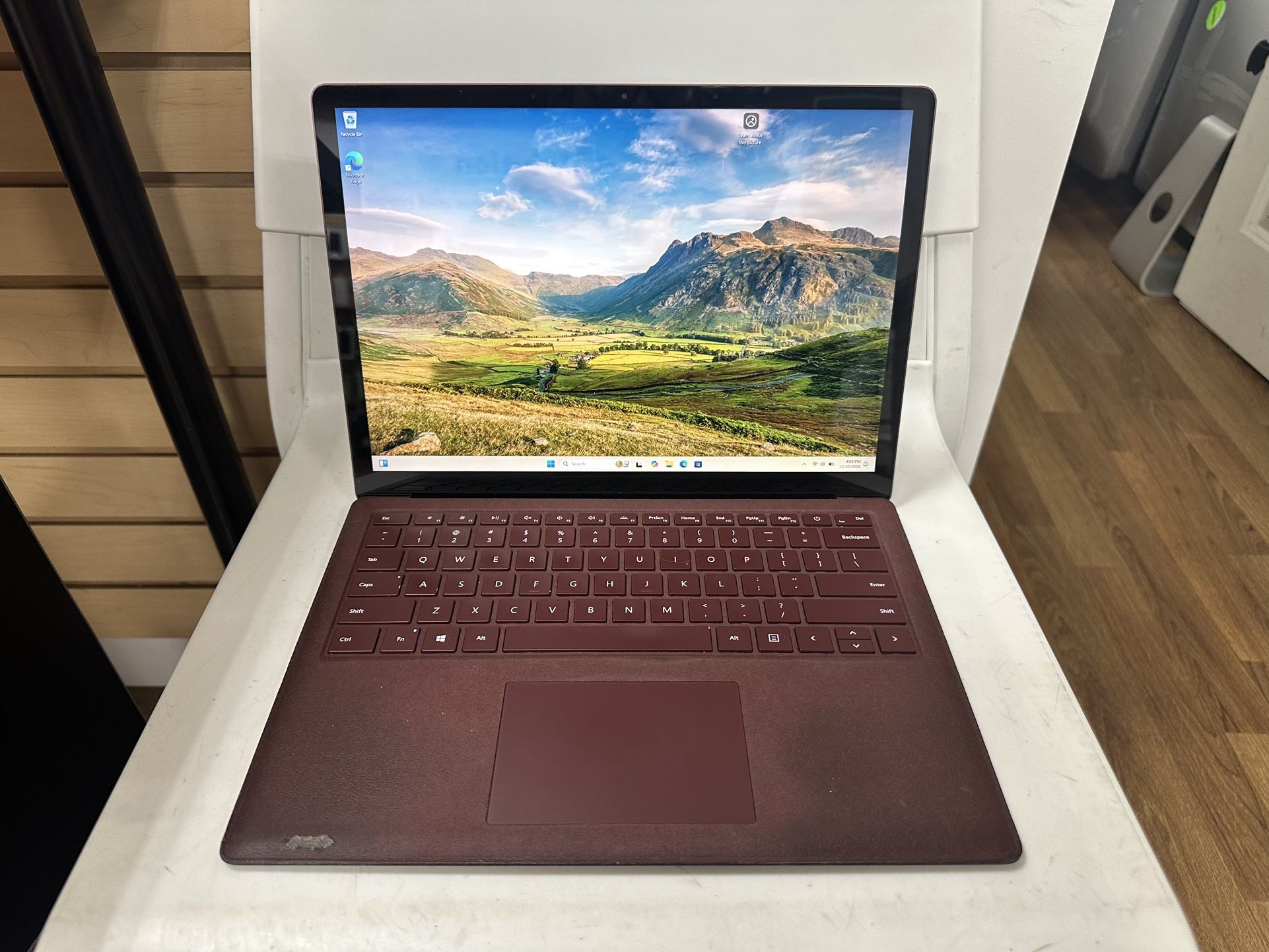 Surface laptop 1st gen 13.5 inch Touchscreen core i5-7th gen 8GB RAM 256GB SSD