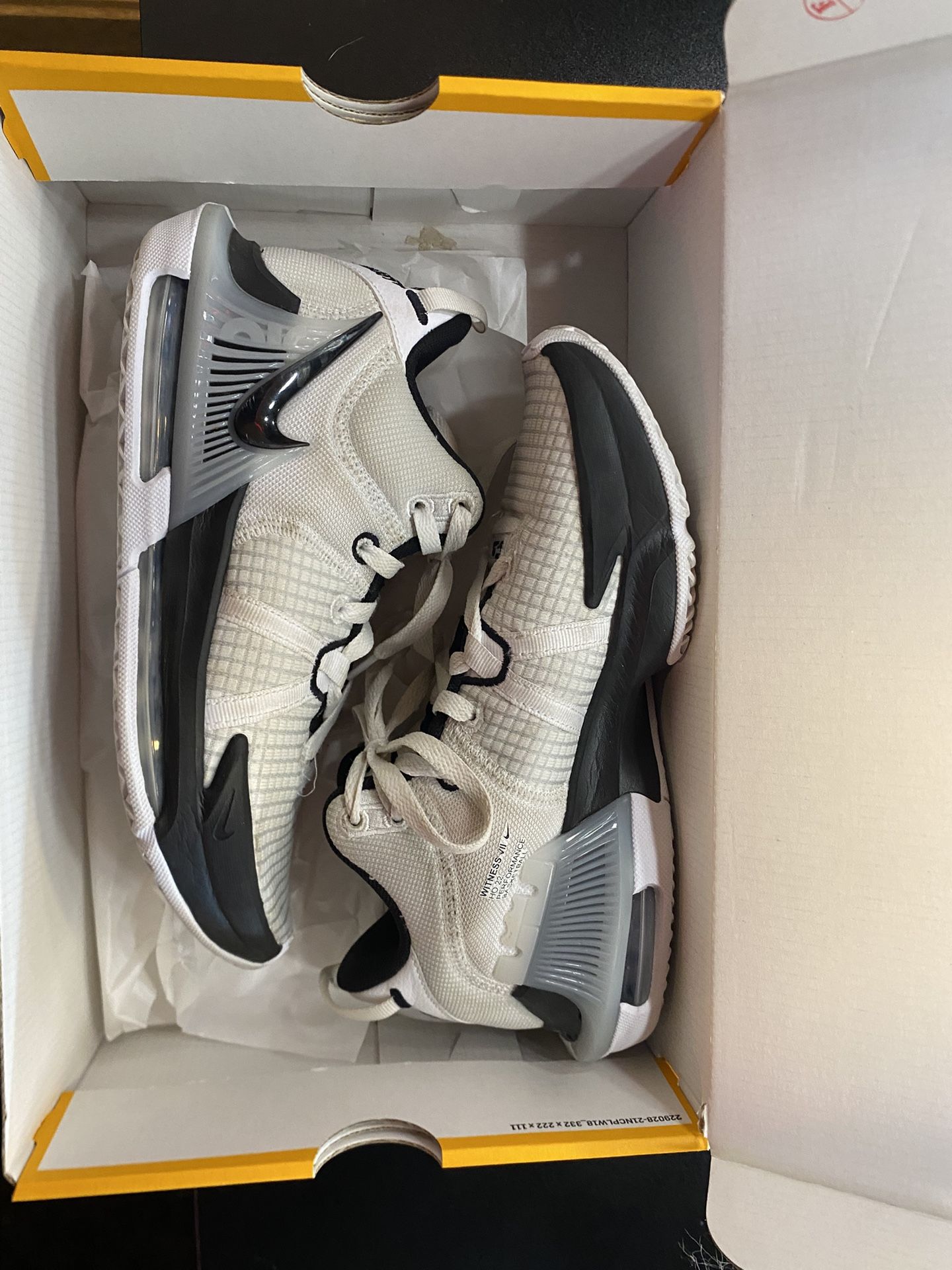 Basketball shoes