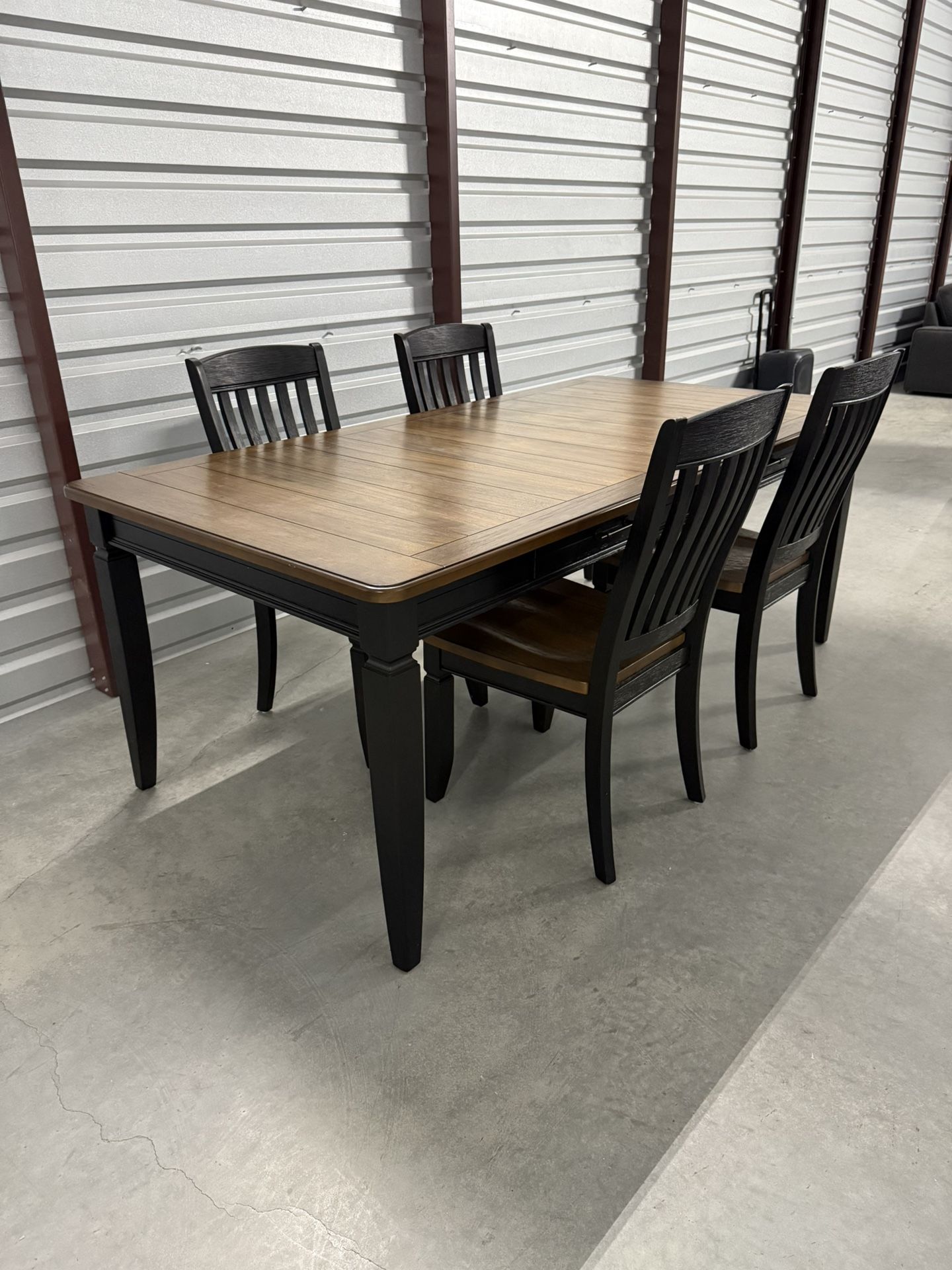 Two-Tone Dining Table w/ 4 Chairs – Great Condition