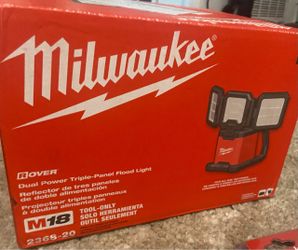 Milwaukee M18 Rover Triple-Panel Flood Light