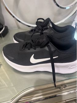 Women Nike’s size 7