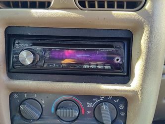 Kenwood CD Stereo Am FM Aux RADIO KDC-MP142