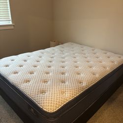 Queen Size Serta Matterss W/ Box Spring