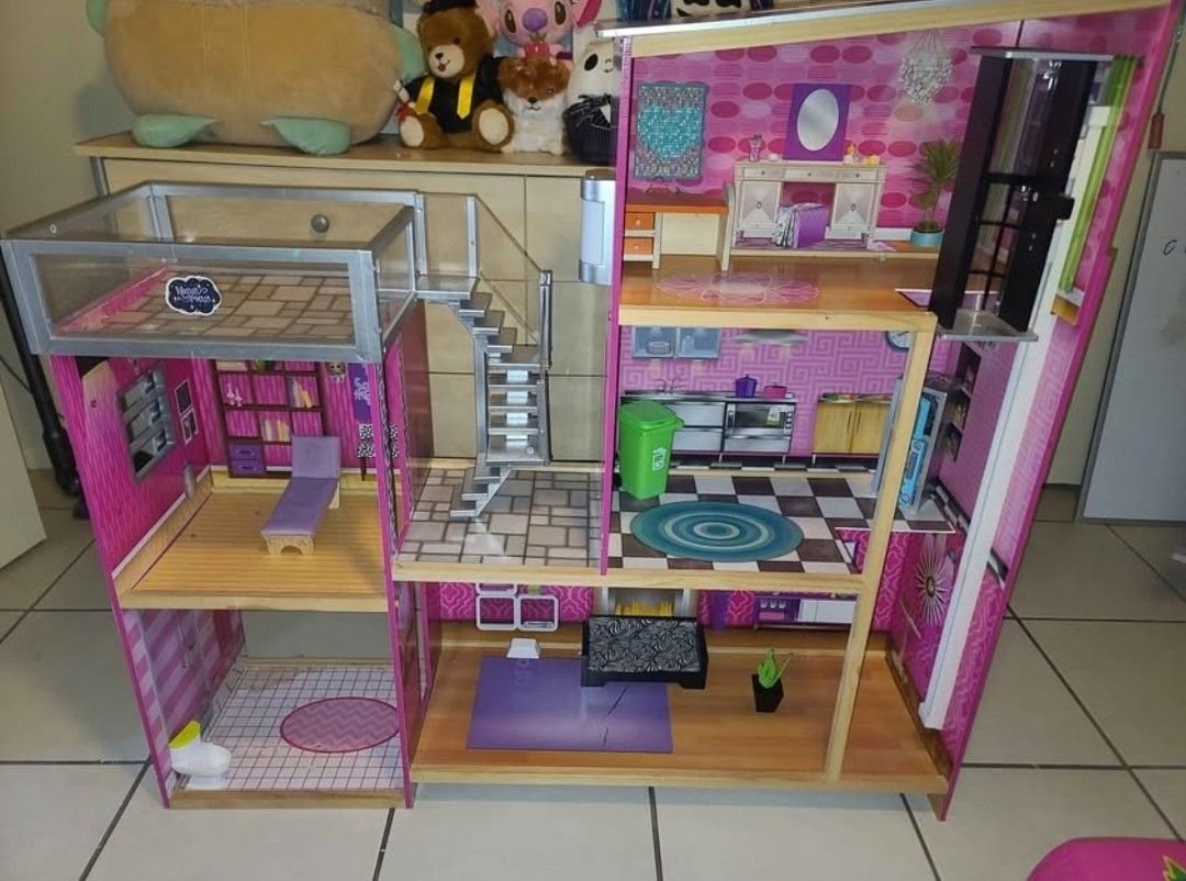 Huge Barbie House good conditions