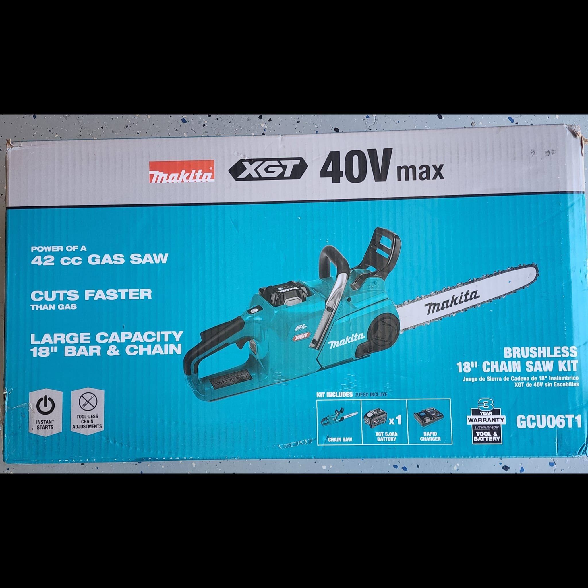 New Makita XGT 18 Inch 40 V Max Cordless Battery Chainsaw Kit.