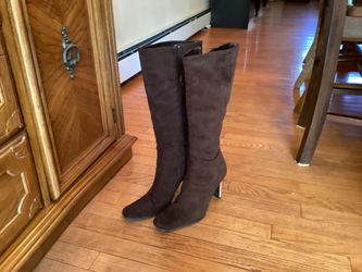Beautiful Barely Use Chocolate Brown Suede Lather Boots$20 Size 8.5