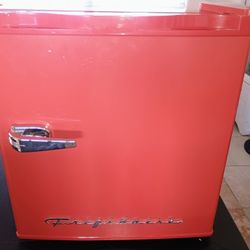 Frigidaire Dorm Office Mini Fridge Refrigerator 