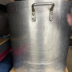 BIG POT / grande olla.
