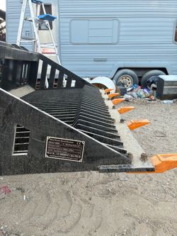 Skid steer bucket 66”