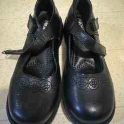Kids Shoes Size 4 In Color Black