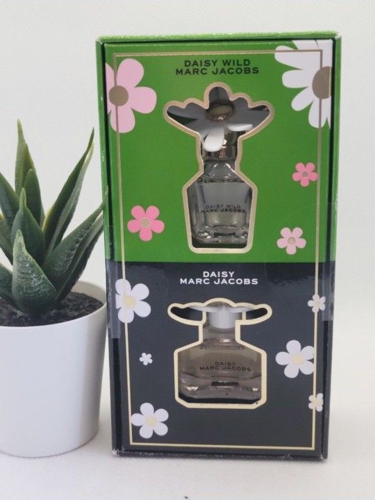 Marc Jacobs Fragrances
Mini Daisy Duo Perfume Gift Duo Set
Daisy Wild & Daisy
.13 fl Each (2 available)