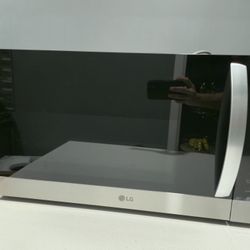 LG microwaves of 1.7 cubic feet and 30 inches wide to be installed on the stove, with EasyClean system in stainless steel.