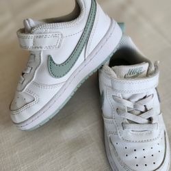 KIDS NIKE TENNIS SHOES 
