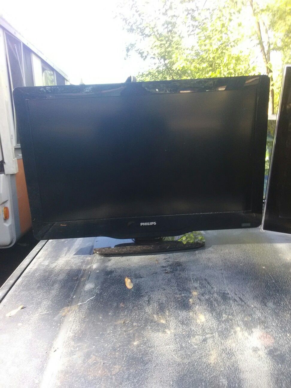 2 tvs 40 each 32 inch Samsung and phillips