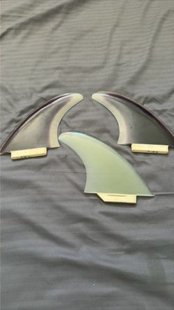 Surfboard fins lock box fin box