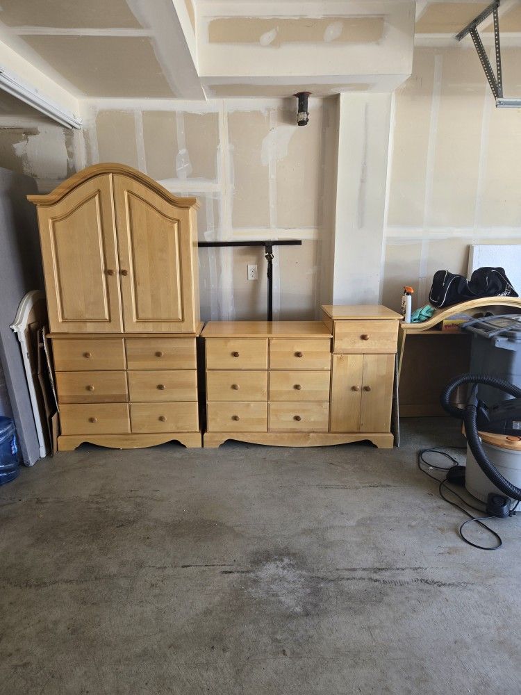 3 Piece Kids Furniture  For Sale 