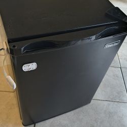 Mini fridge 2.6 cu magic chef