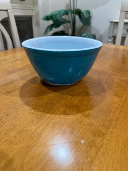 Medium Pyrex Mixing Bowl (Primary Color Pyrex Mixing Bowl)
