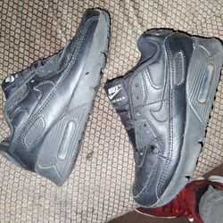 Kids 1y Nike Air Max Black Great condition 