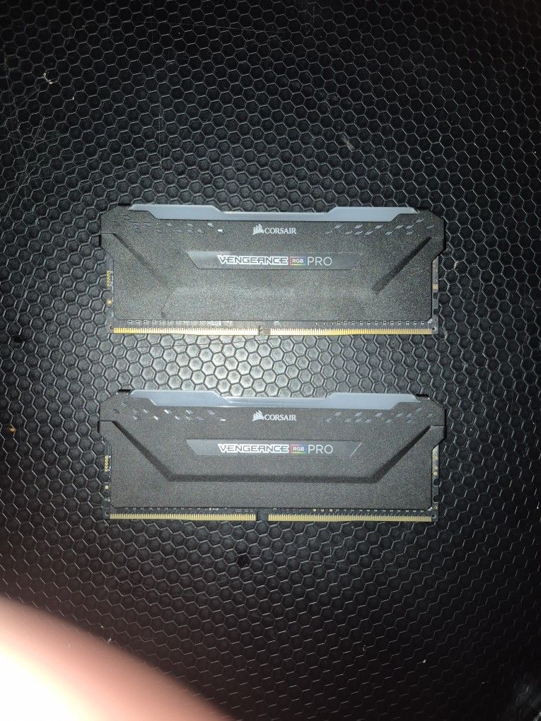 16 Gb (2 x 16gb) Corsair Vengeance Rgb