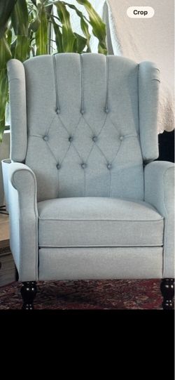 BEAUTIFUL ACCENT CHAIR. WILLING TO DELIVER!!!