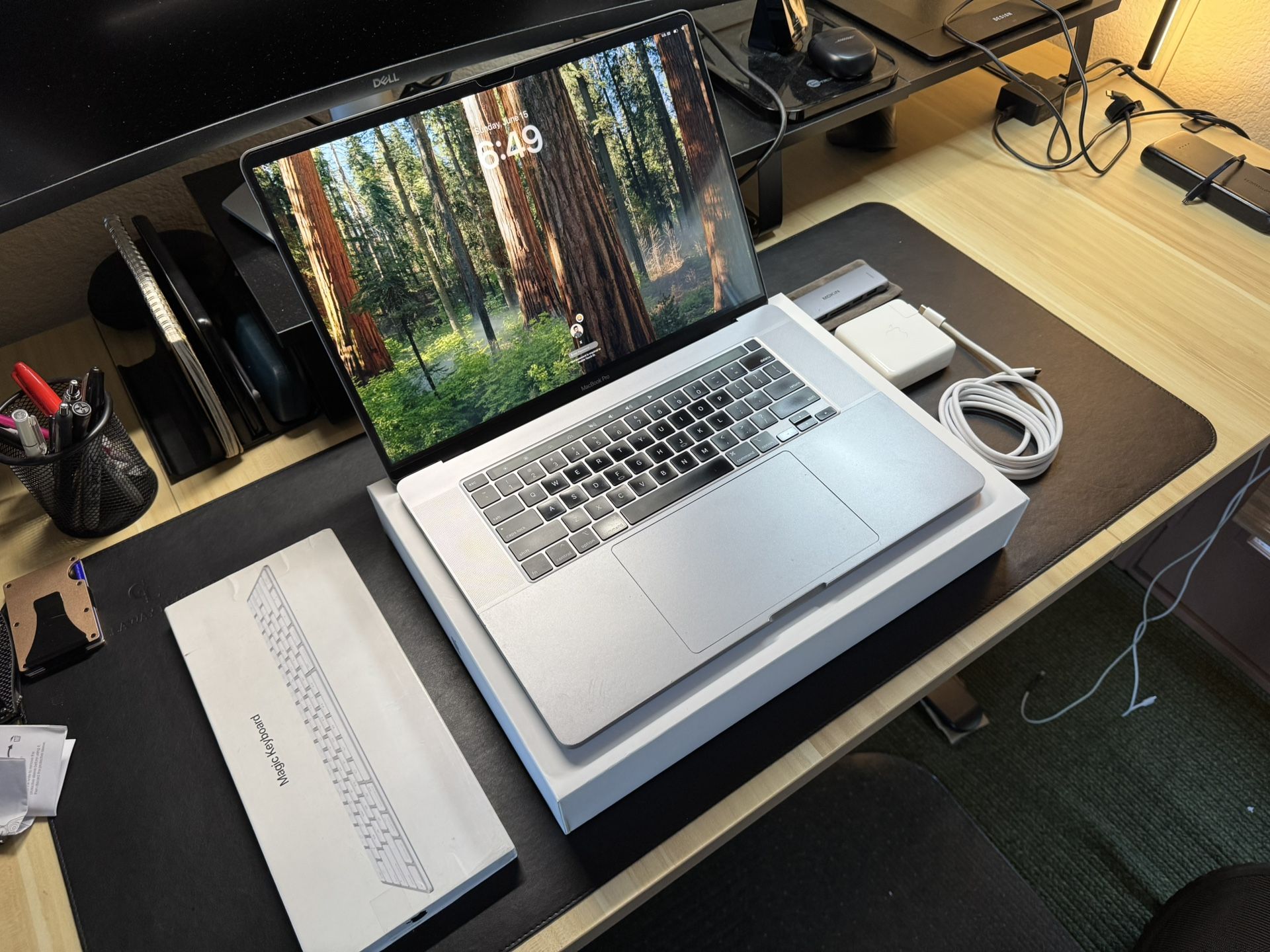 Apple Macbook Pro 16 inch - 32GB RAM / 512 SSD, 2.6 GHz i7, w/ Touchbar, NEW OS Sequoia + ACCESSORIES