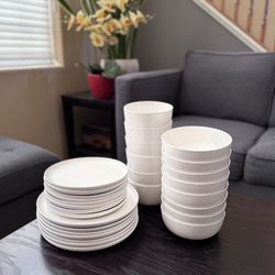 31-PIECE STONEWARE DINNERWARE SET