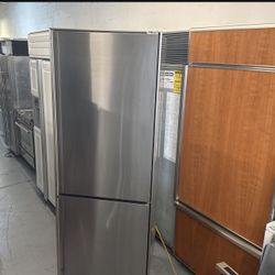 30” LIEBHERR REFRIGETATOR AND BOTTOM FREEZER 