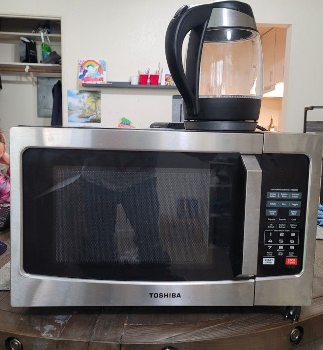 Toshiba Microwave & Electric Kettle