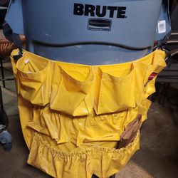 Brute trash Cans 