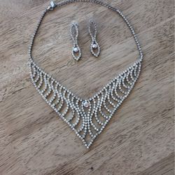 Beautiful Necklace And Matching Earrings.