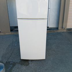 White Maytag Refrigerator Come Plug It And Go
