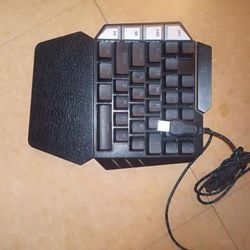 Hiwings One-Handed Gaming Keyboard H1300