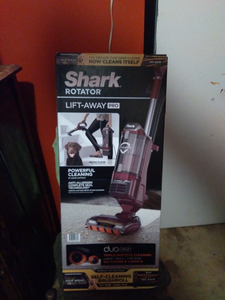 Brand New Shark Duo Clean Vaccuum Cleaaner