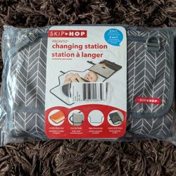 SKIP HOP  Pronto 2-in-1 Diaper Clutch & Changing Pad Baby Portable Station Gray