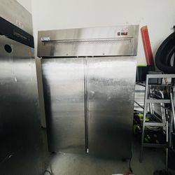 Aventco 2-door refrigerator for restaurant. Please read the description.