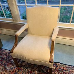 Classic Upholstered Armchair – Elegant & Sturdy