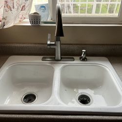 SINK WITH FAUCET 