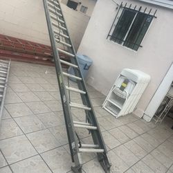 Escaleras, 32 pies de fibra de vidrio, casi nueva, muy barata
