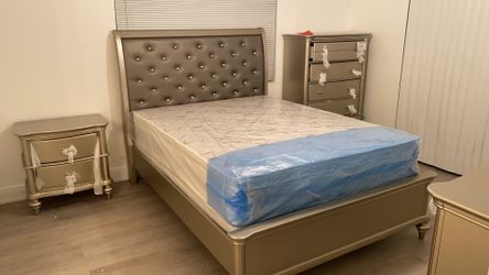 Set 5 piezas... Bed, Matress, Dresser, Mirror, Chest, N/S